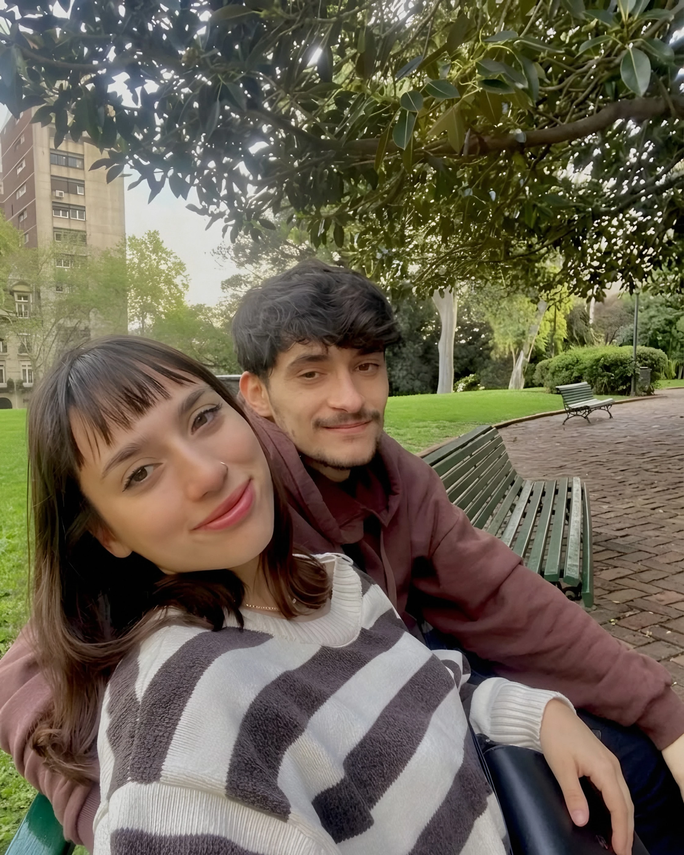 Giuliana y Facundo, sonriendo bajo un techo de luces doradas